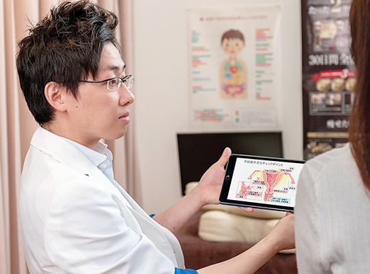 血液検査データを見ながら丁寧に説明する様子